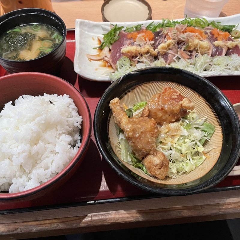 初鰹のっけ盛りと旨辛唐揚げ(築地食堂源ちゃん 人形町店)