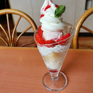 ストロベリーソフトクリームパフェ(不二家レストラン 大宮北袋店)