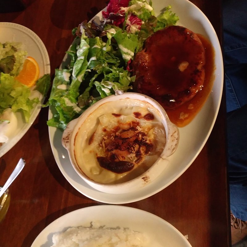 グラタンと石窯焼きハンバーグ(肉と野菜の石窯バル MONPAL （モンパル）)
