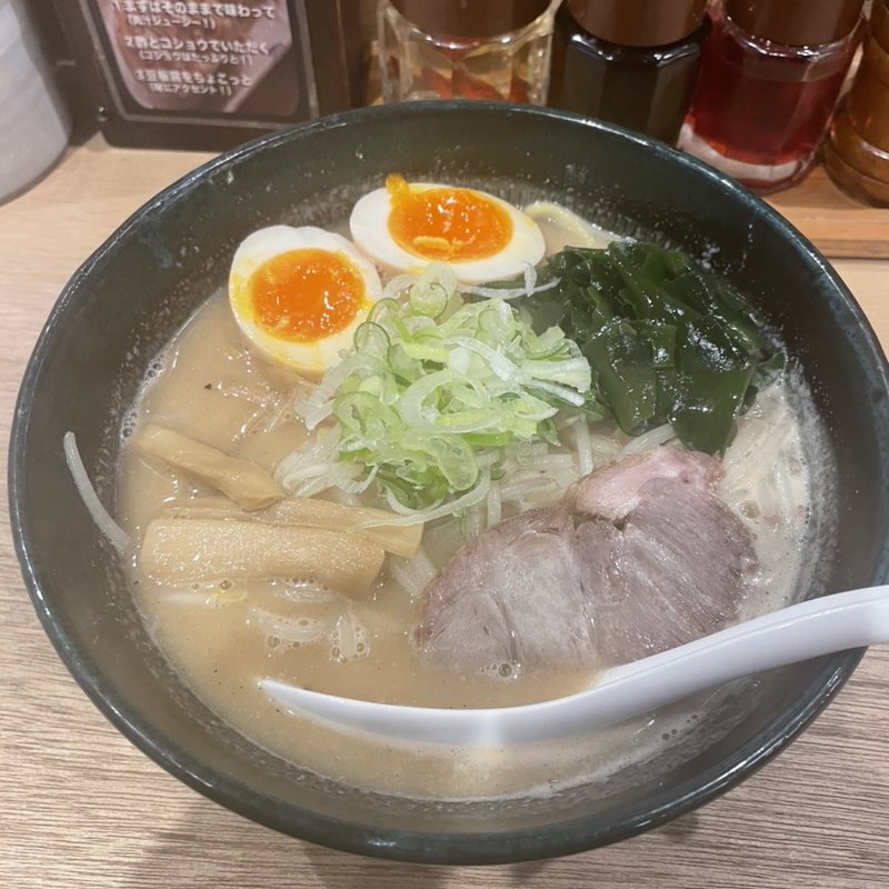 サッポロ味噌ラーメン：味玉(北海道らーめん 味八)
