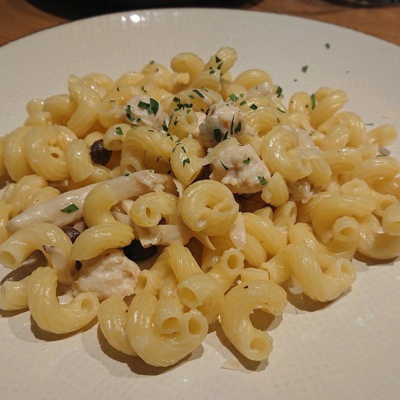 キノコ、チキンポルペッティのアンチョビソース【PASTA】(オービカ モッツァレラバー 横浜店)