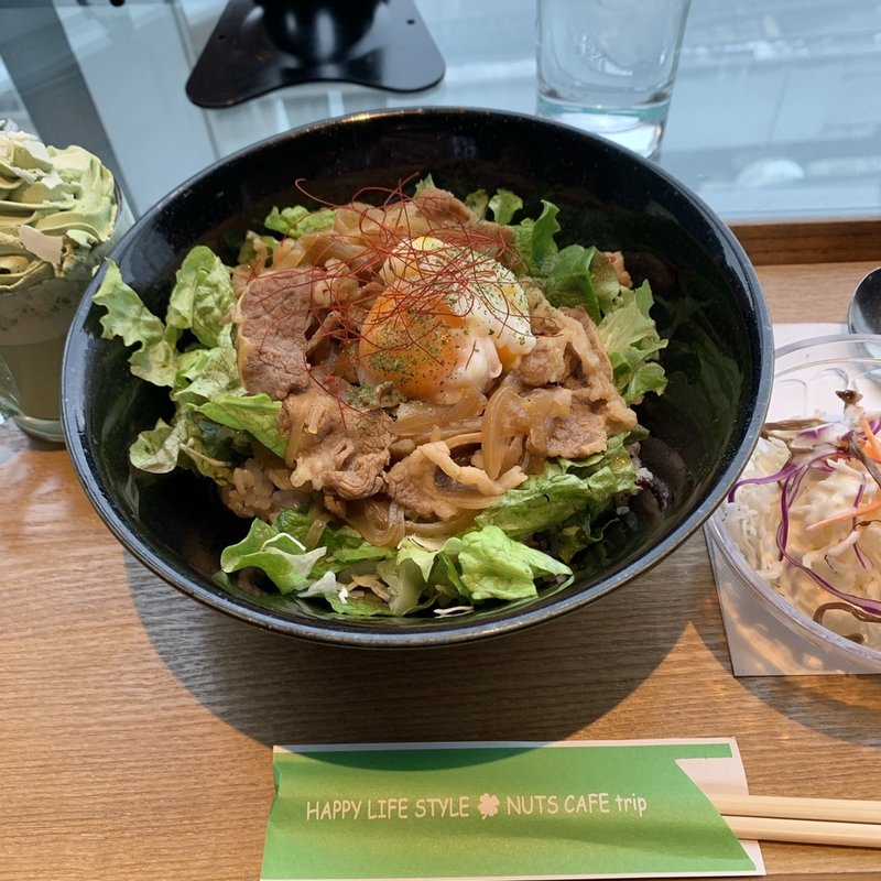 ビーフサラダ丼〜グレイビーソース〜(ナッツカフェトリップ)