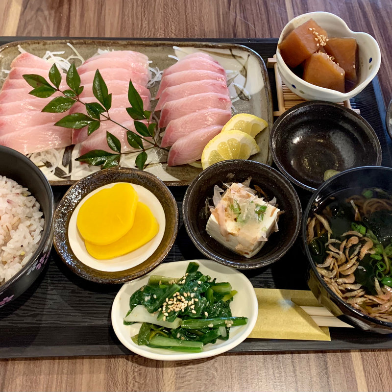 ブリの刺身定食(古民家Dining 薩摩きりさめ屋)