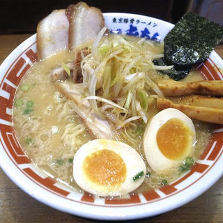 東京豚骨ラーメン＋大盛（無料）＋得入り(東京豚骨ラーメン 屯ちん 池袋西口店)