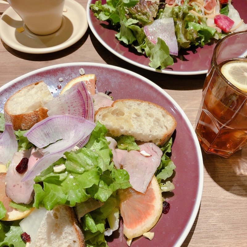 彩り野菜とはまぽーくのパンサラダ(cafe locally ルミネ横浜)