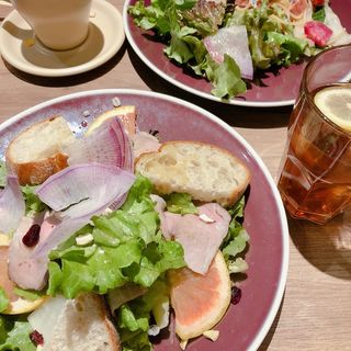 彩り野菜とはまぽーくのパンサラダ(cafe locally ルミネ横浜)