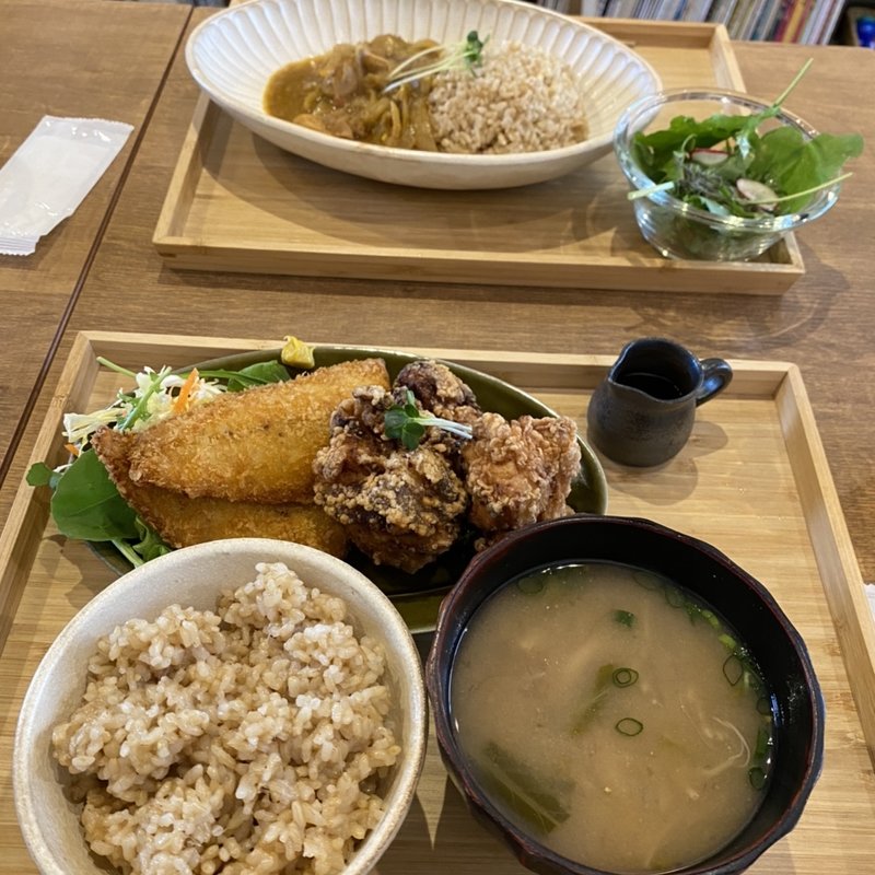 アジフライと唐揚げの定食(二階の食堂デリカフェ　曳舟)