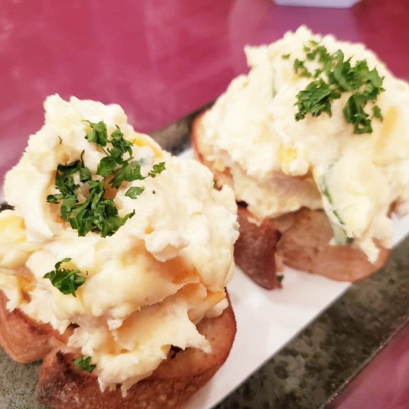 たっぷりポテトサラダのせ ガーリックトースト(ジジアンドババ)