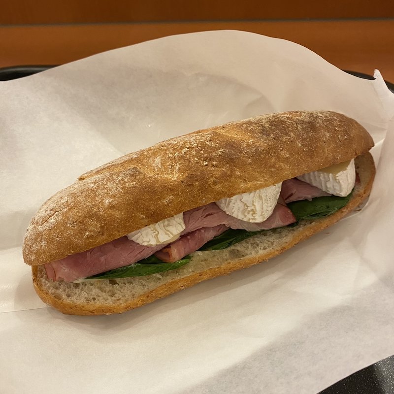 焼きたてサンド　カマンベール&ハム(カフェ・ベローチェ 日本橋堀留町店 （CAFFE VELOCE）)