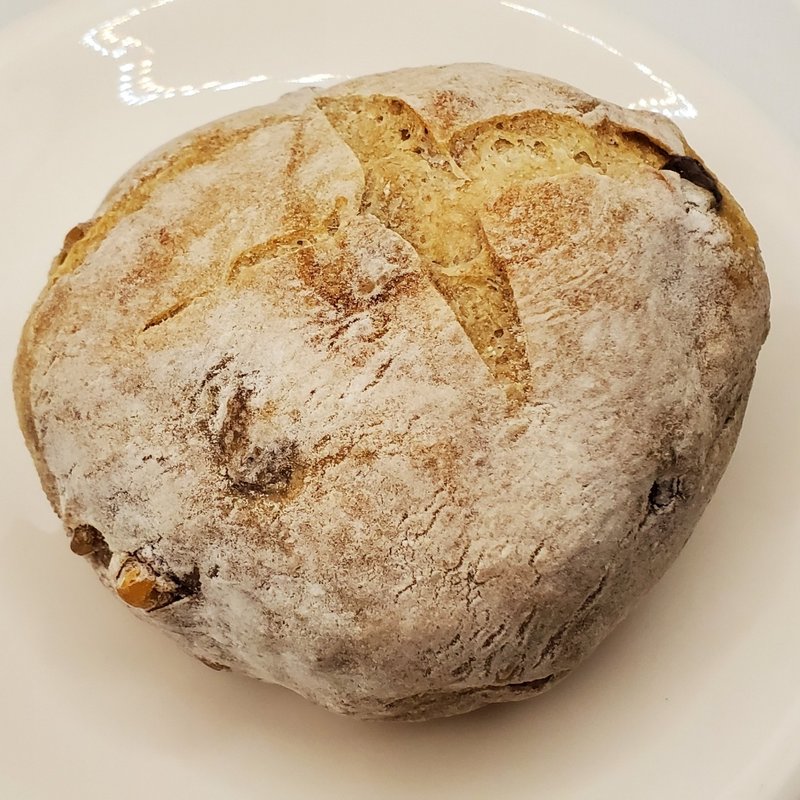 ウワザンのパンにくるみとレーズン(ティエリ)