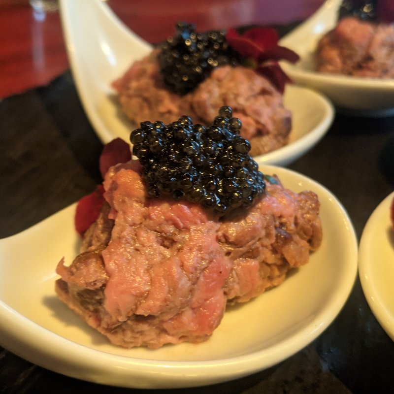 和牛のローストタルタルキャビアのせ(にくがとう　人形町店)