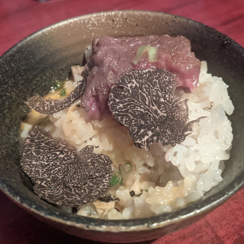 丸ごとトリュフの土鍋炊き込みご飯(にくがとう　人形町店)