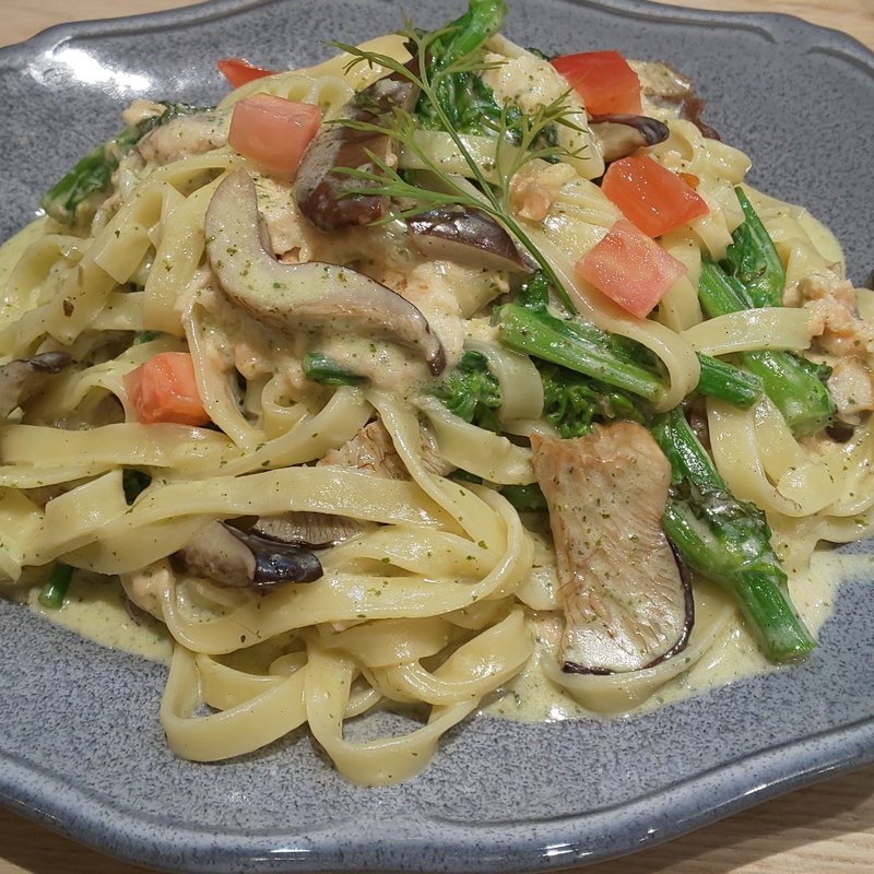 サーモンコンフィ 黒アワビ茸 菜の花のパスタ(Comule)