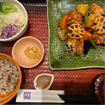 鶏と野菜の黒酢あん定食(大戸屋ごはん処 銀座三越前店)