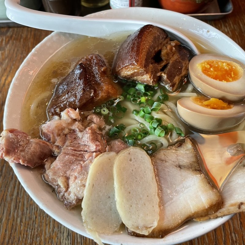 特盛ソーキ蕎麦(沖縄郷土料理 星の浜食堂)