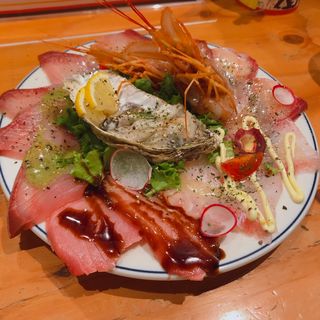 魚屋ビストロの豪快カルパッチョ(福岡鮮魚卸直営店　ビストロ酒場　ウオスケ)