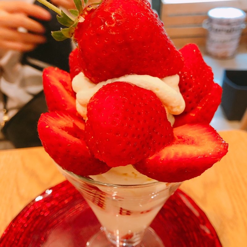 完熟いちごのパフェ(大名パフェ フルーツプラネット)