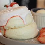 イチゴのクリームパンケーキ(trip cafe okinawa)