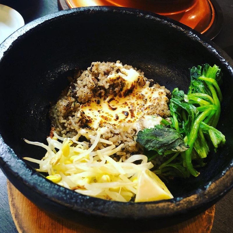 牛タンの石焼きチーズビリヤニ(ほるもん倶楽部あじくら)