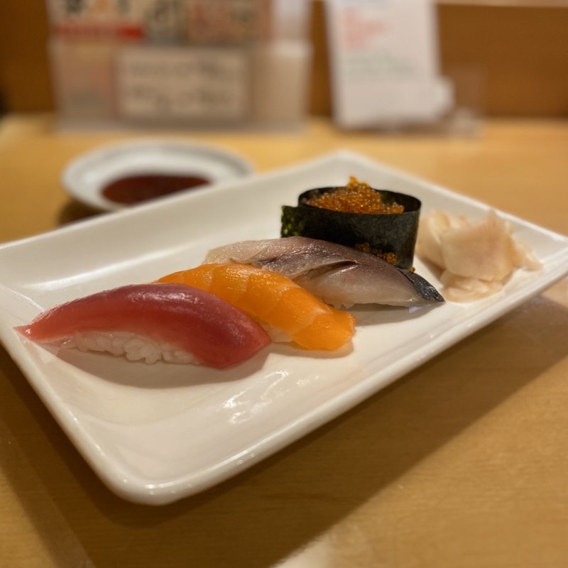 本まぐろ、サーモン、シメサバ、とびこ(寿司居酒屋や台ずし 伊勢市駅前町)