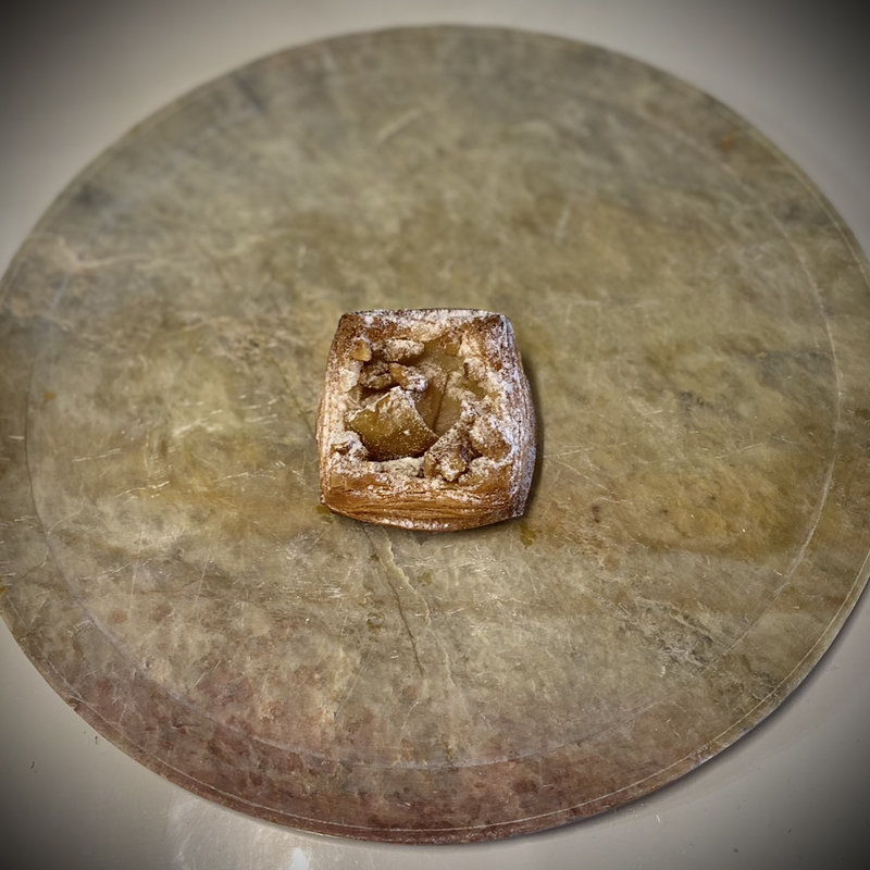 りんごとくるみのデニッシュ(callas pain（カラスパン）)