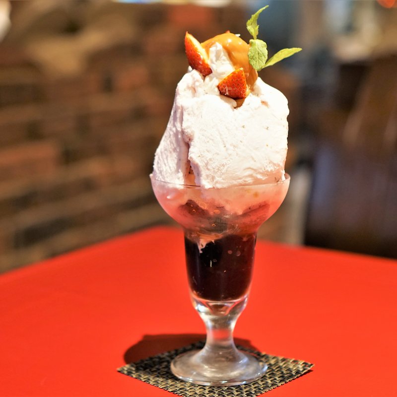 サクラアイスのパフェ(茶房 アトリゑ)