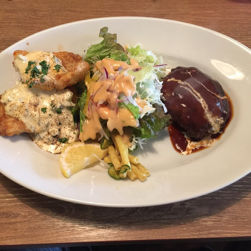 Aランチ（有頭海老フライとハンバーグ）(洋食 さかぐち)