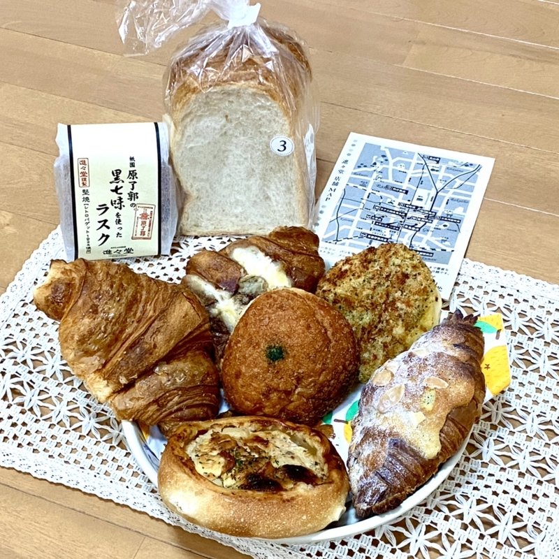 焼き立てパン色々...(進々堂 三条河原町店 )