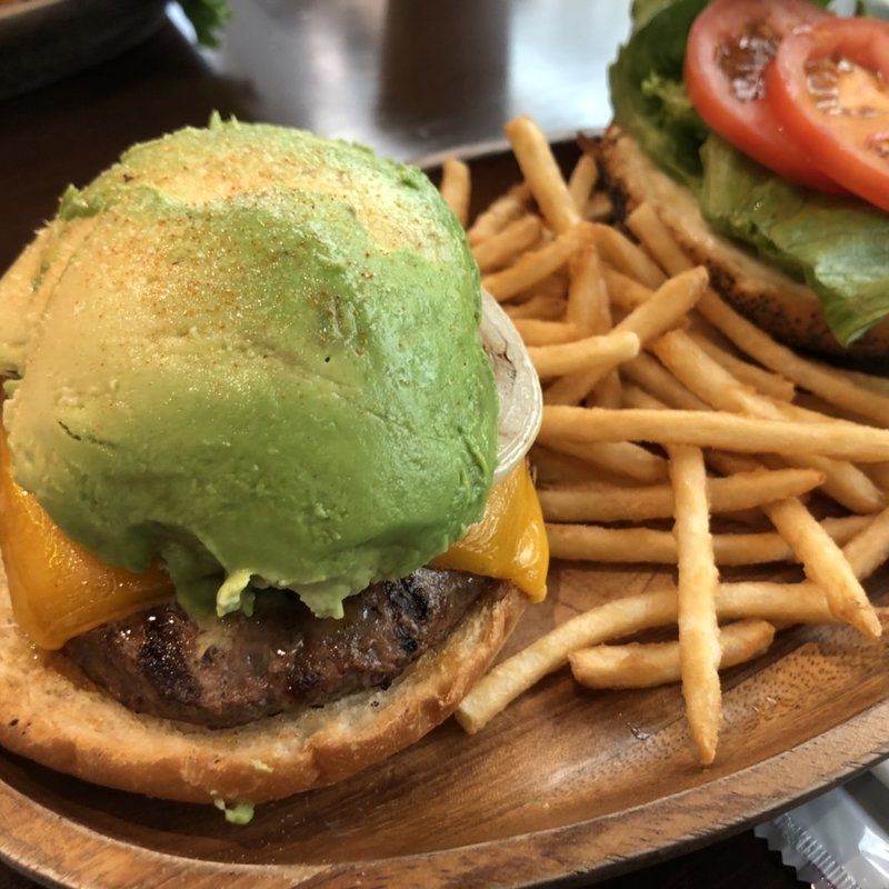 厚切りチェダーアボカドバーガー(KUA`AINA 丸ビル店)