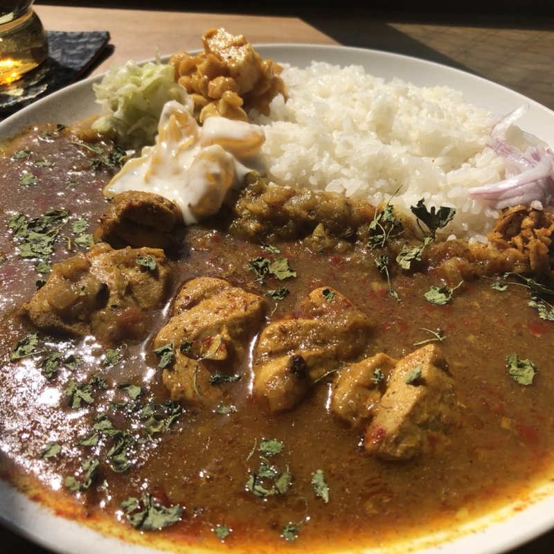 選ばれしまぐろカリーとおかず三種(ライス&カリー ラーマ)