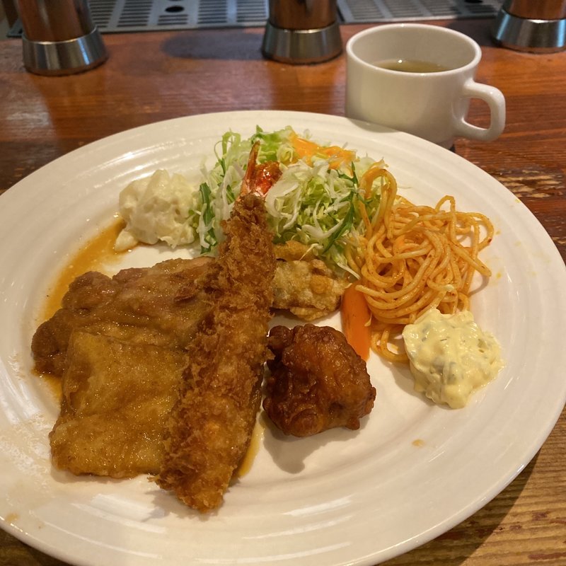 エビフライと鳥と白味魚ソテー(ビアレストランこけし)