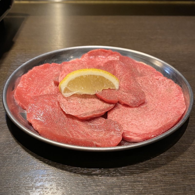 手切り上塩タン(大衆ホルモン焼肉 肉まる本店)