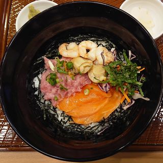 4色の彩り海鮮ごはん［味噌汁・漬け物付き］(ガスト 下平間店)