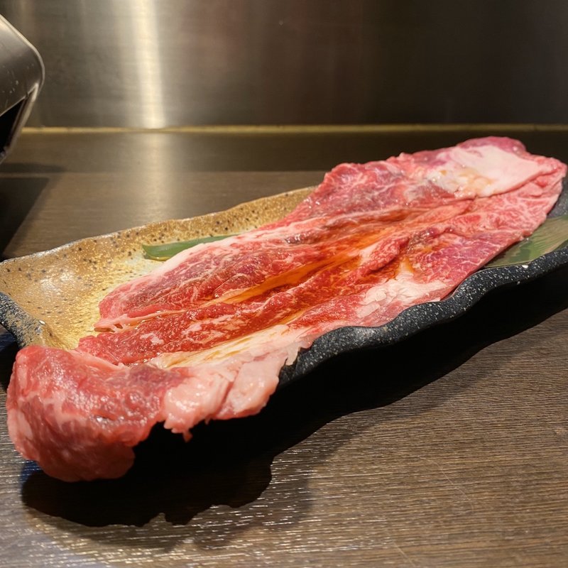 はみでる！極上一枚ロース(大衆ホルモン焼肉 肉まる本店)