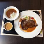 鉄板で焼き上げるステーキランチ(オールデイダイニング モンマルトル)