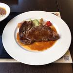 鉄板で焼き上げるステーキランチ(オールデイダイニング モンマルトル)