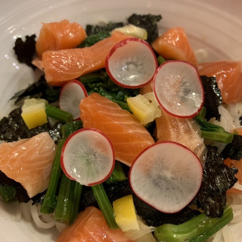 霧島サーモンのちらし蕎麦(更科堀井立川伊勢丹店)