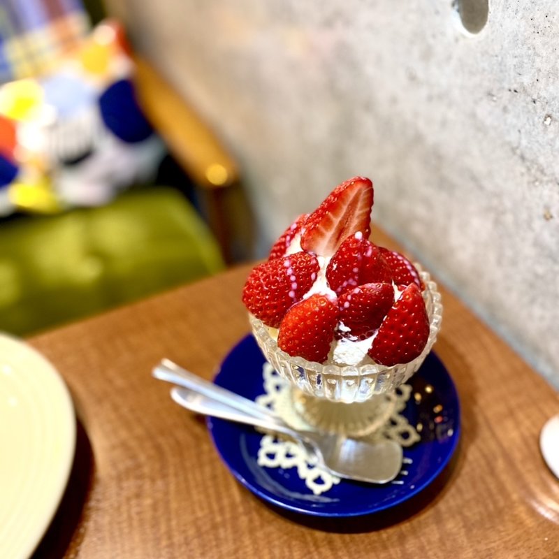 いちごのパフェ(チンクエチェント)