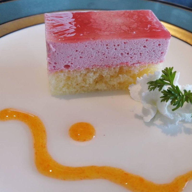 イチゴのスフレ(レストラン　プルヌス)