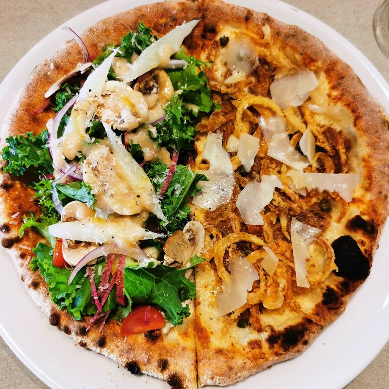 淡路島産玉葱＆燻製スカモルツァと春野菜のベジパークのハーフ＆ハーフ(GOOD CHEESE GOOD PIZZA 自由が丘店)