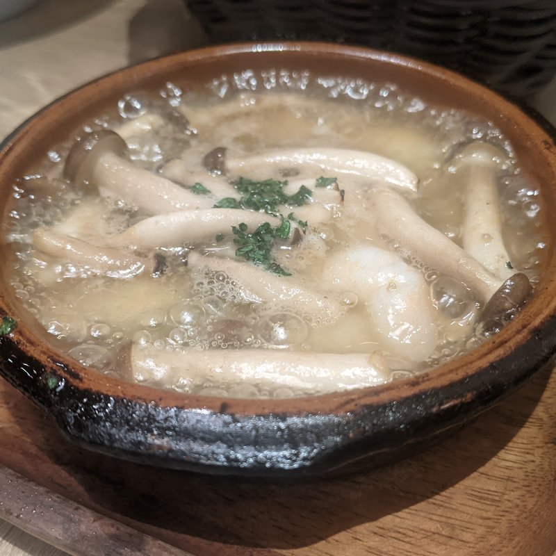 海老ときのこのアヒージョ(MEAT&WINE ワインホールグラマー　大崎)