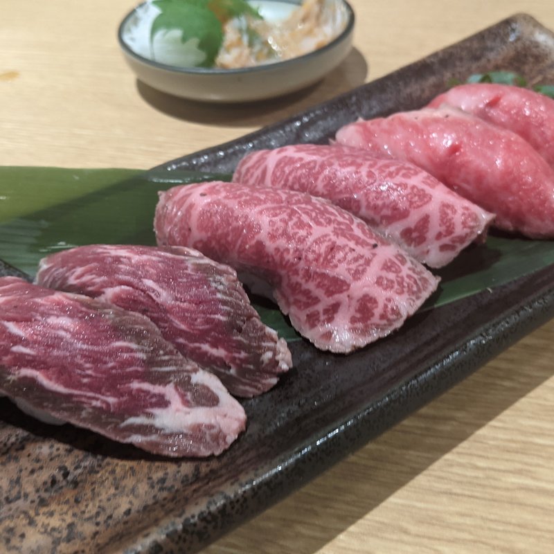 黒毛和牛の炙り寿司盛り合わせ六貫(牡蠣と国産和牛　品川商店)