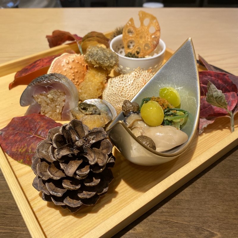 晩秋の前菜八寸(北海道牡蠣 当座煮、大黒本しめじ フライ、毛蟹 せいこ蟹 共和え 食べ比べ、秋鯖 鮨、生湯葉 とんぶり 春菊 胡麻和え 唐墨 銀杏 むかご 蓮根 チップス 蝦夷鮑 唐揚げ)(乙味 あさ井)