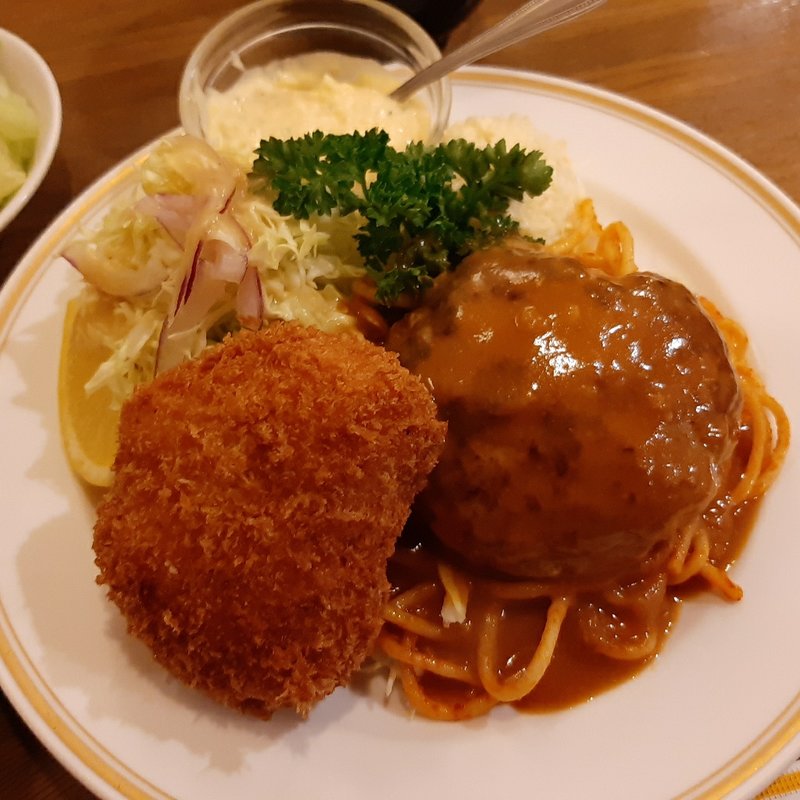 ハンバーグ盛り合わせ カニコロッケ(洋食ホクエツ)