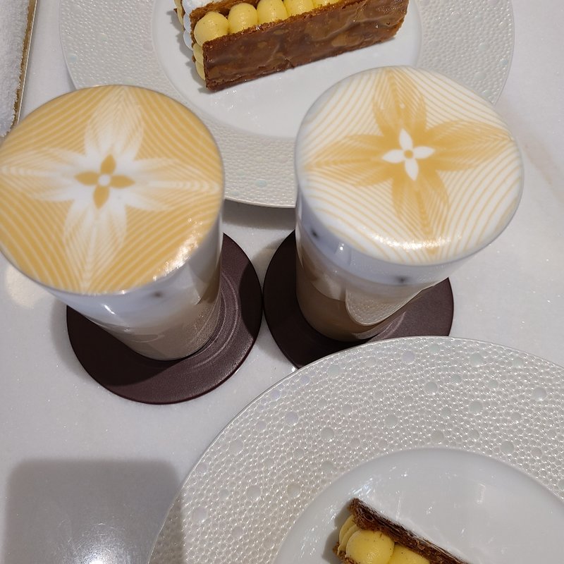 ヴィーアイスカフェラテ(LE CAFE V)