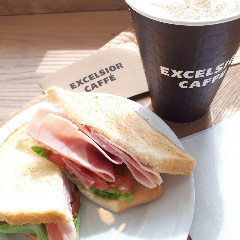 ジャンボンハムレタスサンド　キャラメルカフェラテラテ無料サイズアップ(エクシオールカフェ大塚駅前)