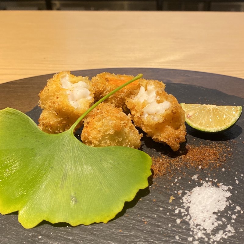 北海道 鮟肝 真鱈白子 海老芋 フライ、酢橘 鰹節と醤油のパウダー(乙味 あさ井)