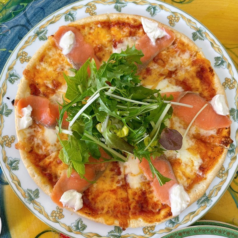 サーモンとマスカルポーネのピザ(カフェ ド マイセン )