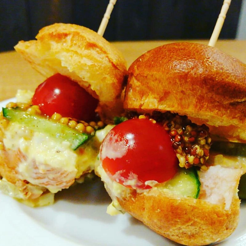 スモークチキンのピンチョス2種(KOBE YAKITORI STAND 野乃鳥)