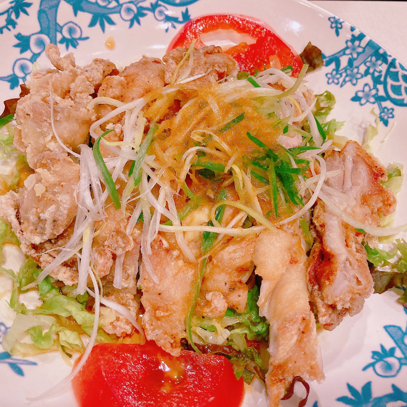 2種ソースで仕上げた大判油淋鶏 (バーミヤン 新宿西口大ガード店)